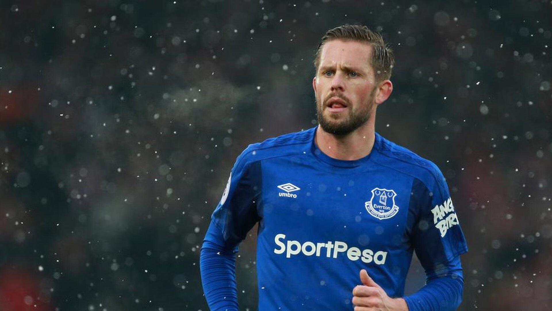 九游app官网下载-女子橄榄球挑战男性主导地位，英格兰女队闪亮登场，女子橄榄球首秀